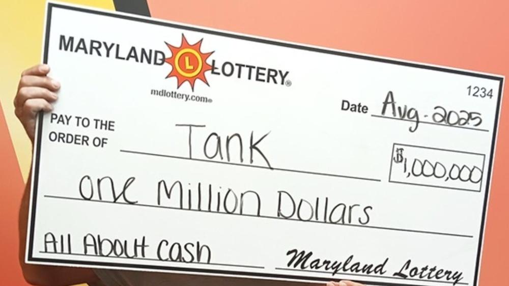 隨口噏「揀張會中嘅」獲神店員選中，男子刮走780萬元獎金。(X)