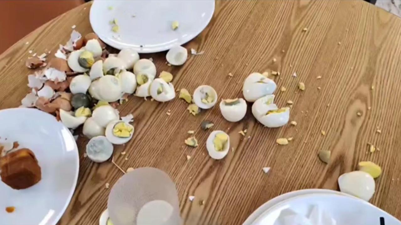 陝西女食自助餐打包20個蛋被制止　發火全捏爛扔桌上離去