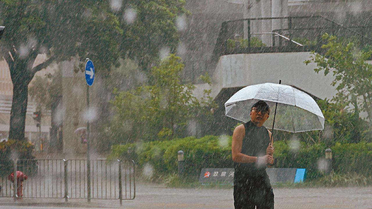 一場暴雨破兩紀錄 8日4度發黑雨警告 歷年8月單日雨量新高 近11小時「長命雨」 多區水浸災情處處