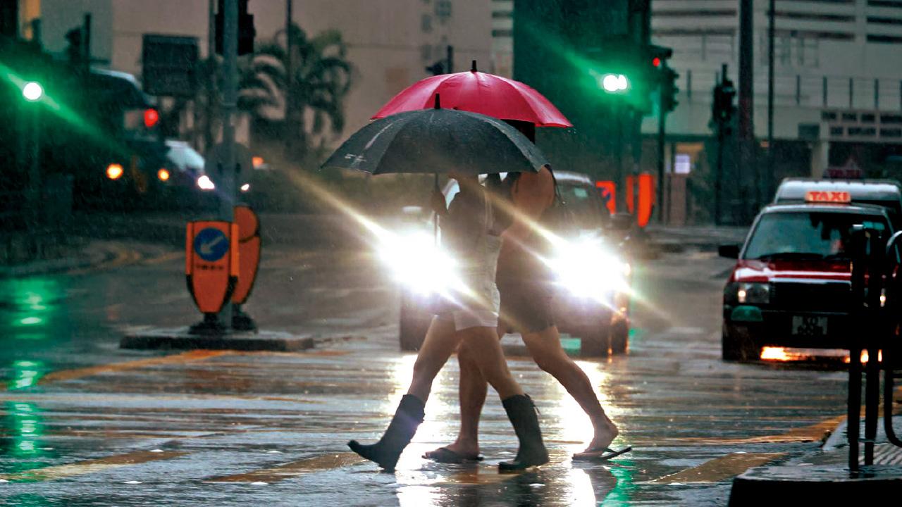 梁榮武解構連場暴雨成因 高空擾動與輻散加低壓槽同時發生