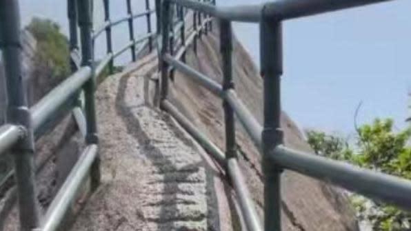 內地男逛景區坐欄桿休息　下一秒翻落墜崖妻子嚇呆