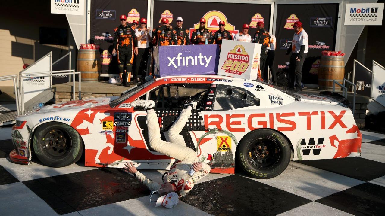 NASCAR車手奪冠爬上車頂慶祝 失足跌斷鎖骨(有片)