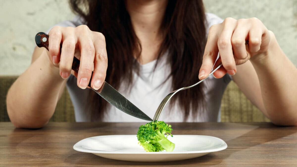 「非常低熱量飲食」有機會在短期內使體重下降，但同時潛藏不少風險，必須在專業醫生或營養師指導下執行，否則容易對健康造成傷害。