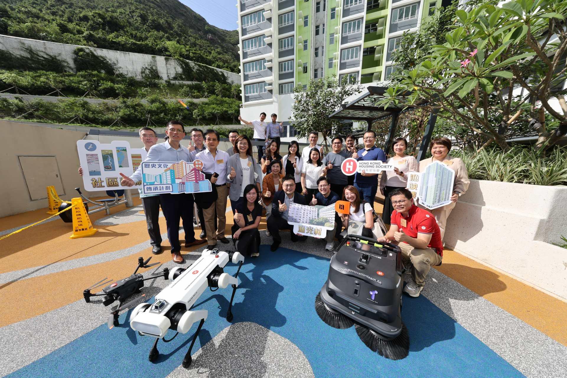 房協與嘉賓及出席的南區區議員一同參觀「漁映樓」。