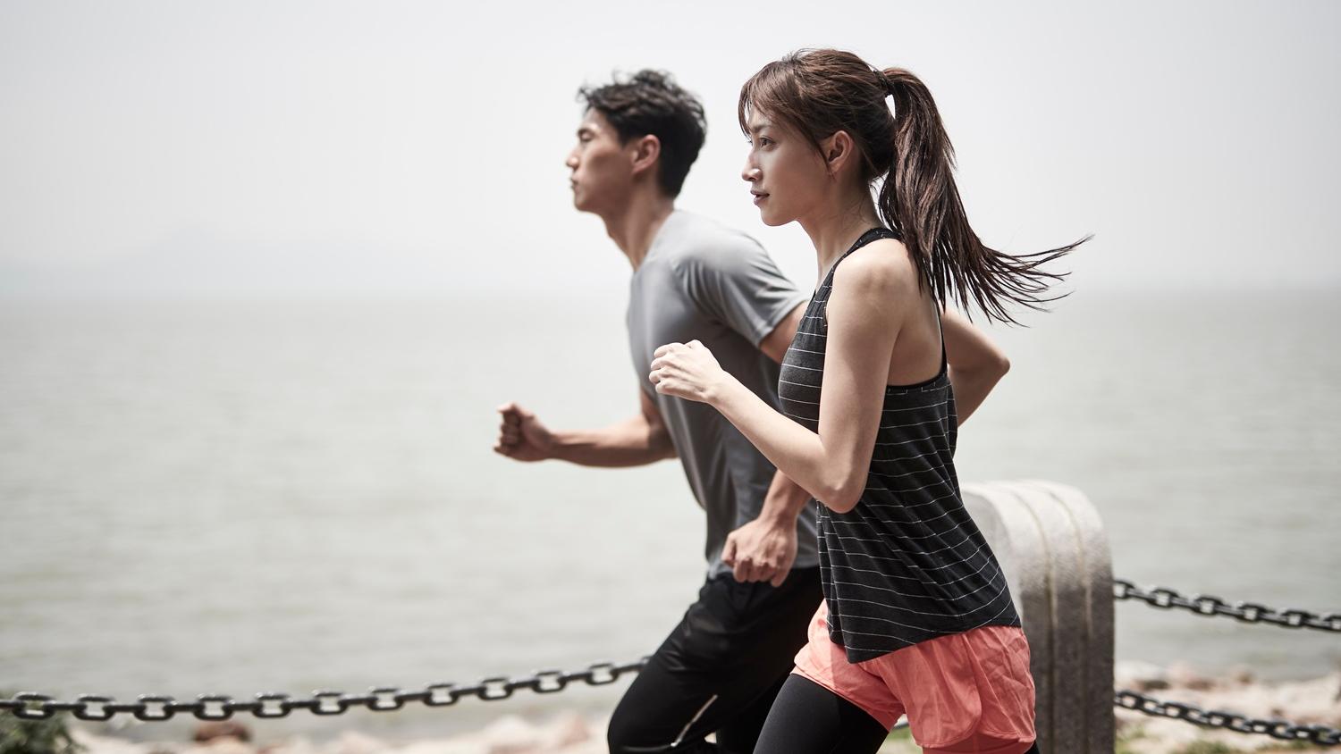 規律運動與癌症患者整體死亡風險顯著降低有關。運動不僅對康復者有益，對正接受治療中的病患也發揮重要作用。