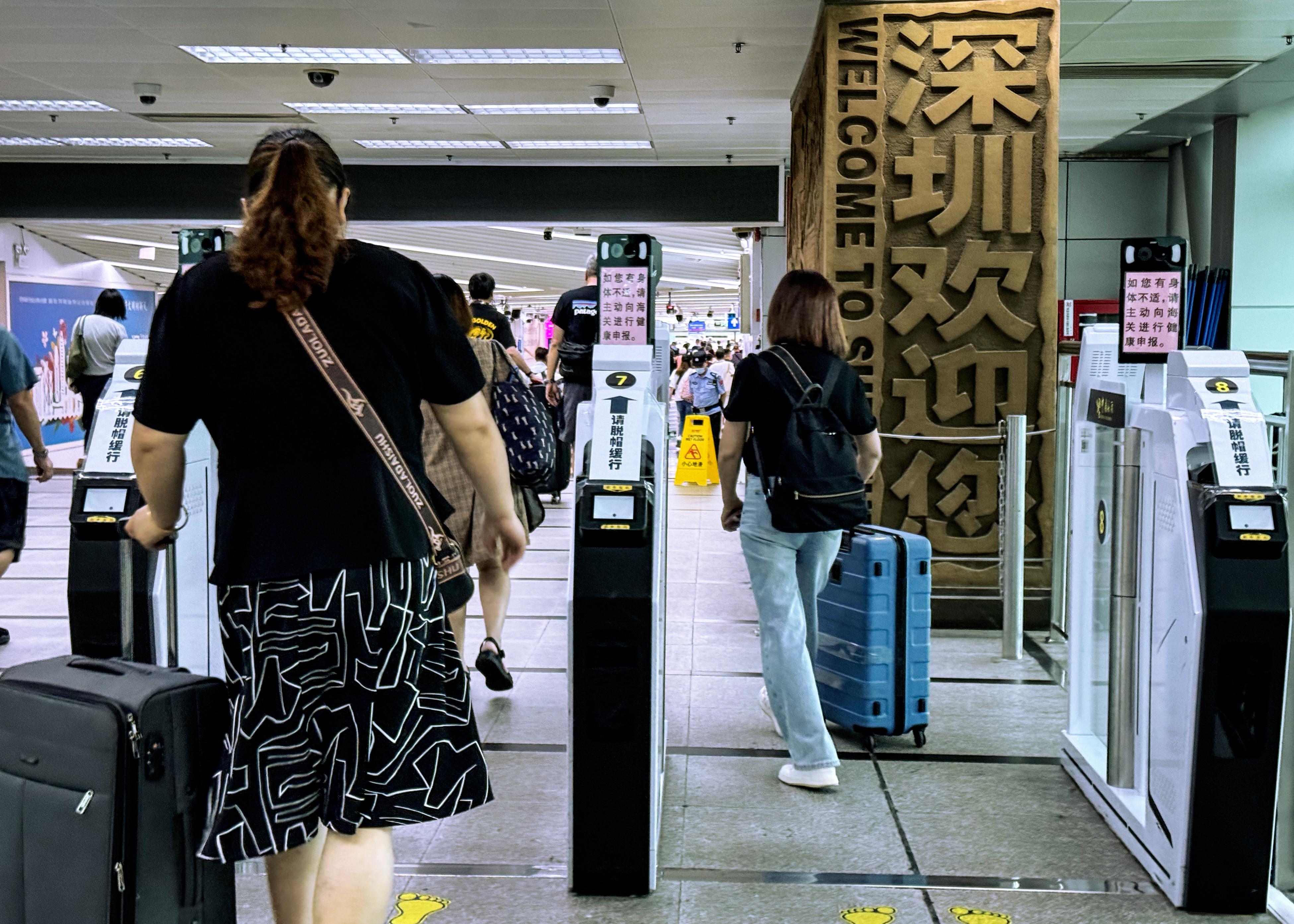 旅客經羅湖口岸前往深圳。(中通社)　