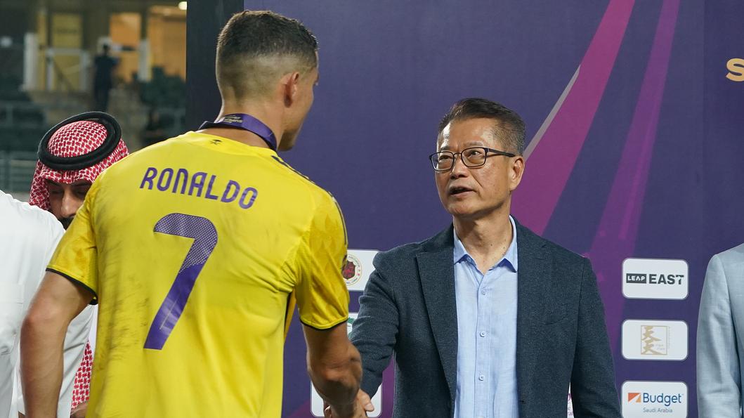 沙特超級盃決賽落幕 陳茂波與C朗握手 親揭賽事選址香港之謎