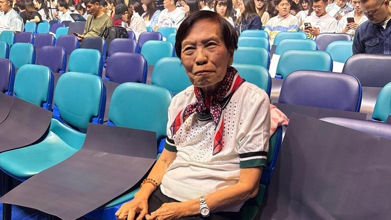 江若琳演唱會｜余慕蓮坐第一行睇騷：食住營養奶粉 而家精神返啲