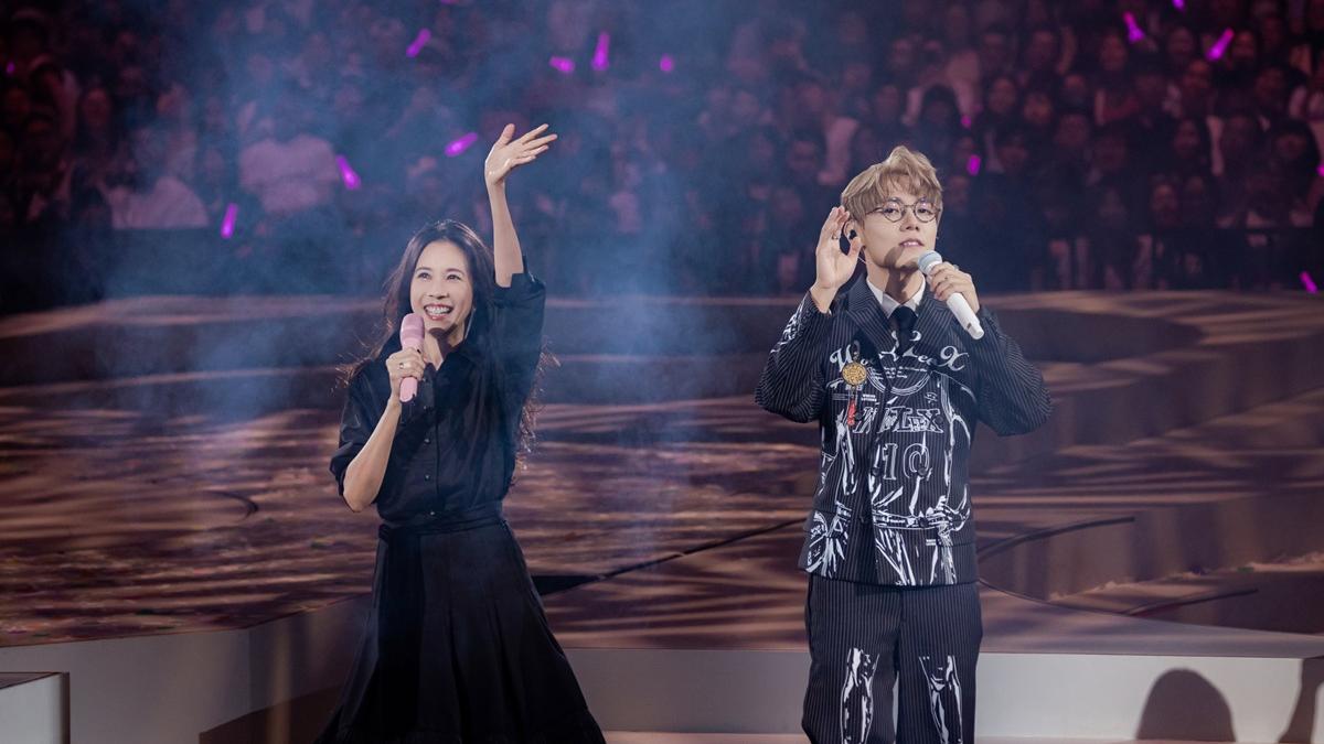 林家謙演唱會｜莫文蔚為全裸封面碟簽名 家謙：我下隻碟會咁影