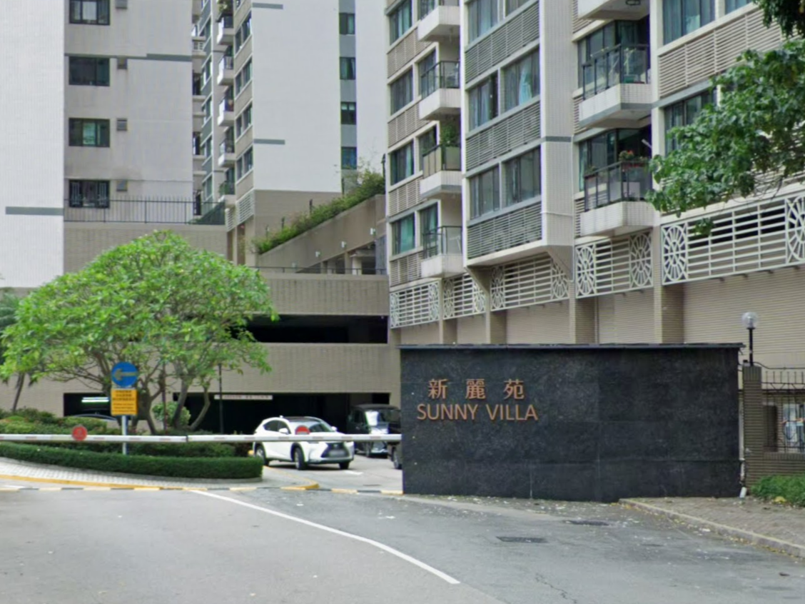 荃灣新麗苑停車場9車被淋油漆，警列刑毀追緝疑犯。(Google街景截圖)