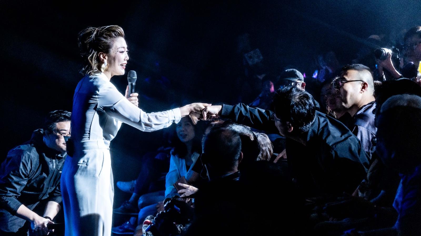 龍婷一連三晚西九大盒開騷 場館冷氣太凍同觀眾握手取暖