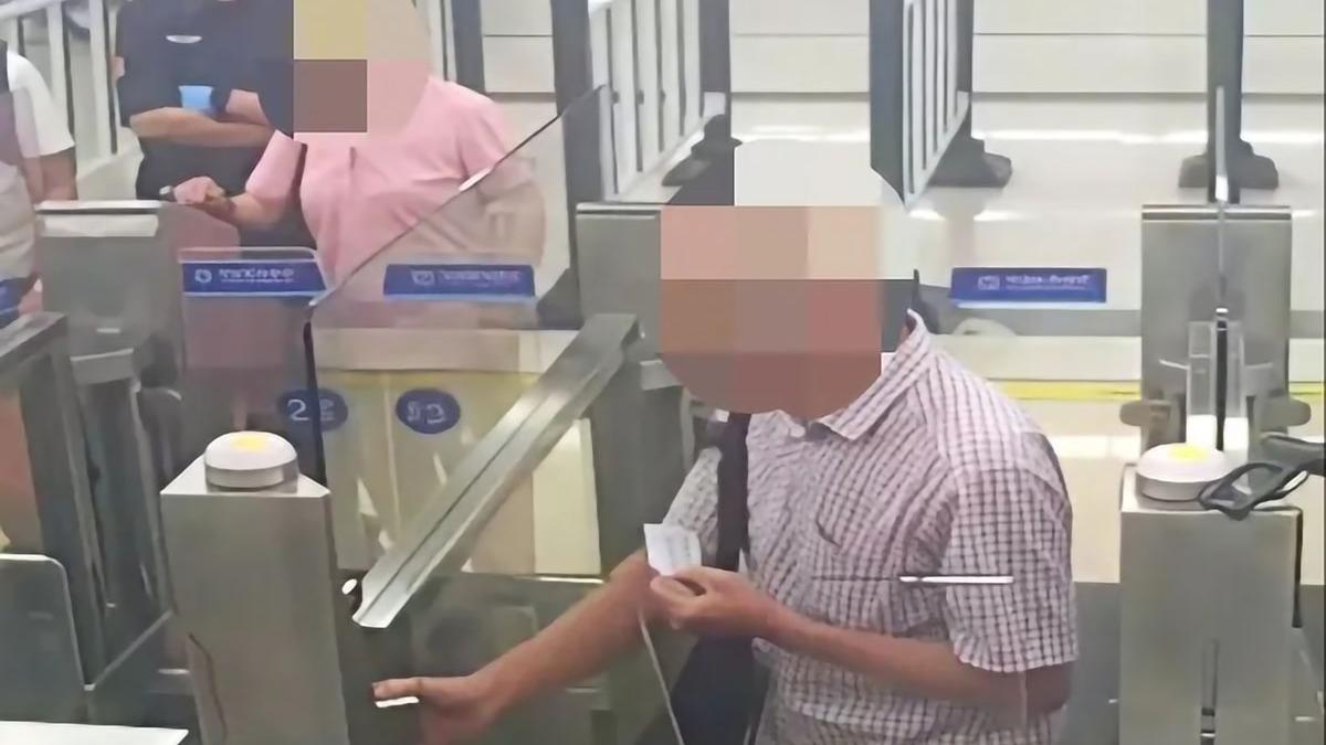 程翁在羅湖口岸出境時，被揭發使用經篡改的回鄉證。(國家移民管理局圖片)