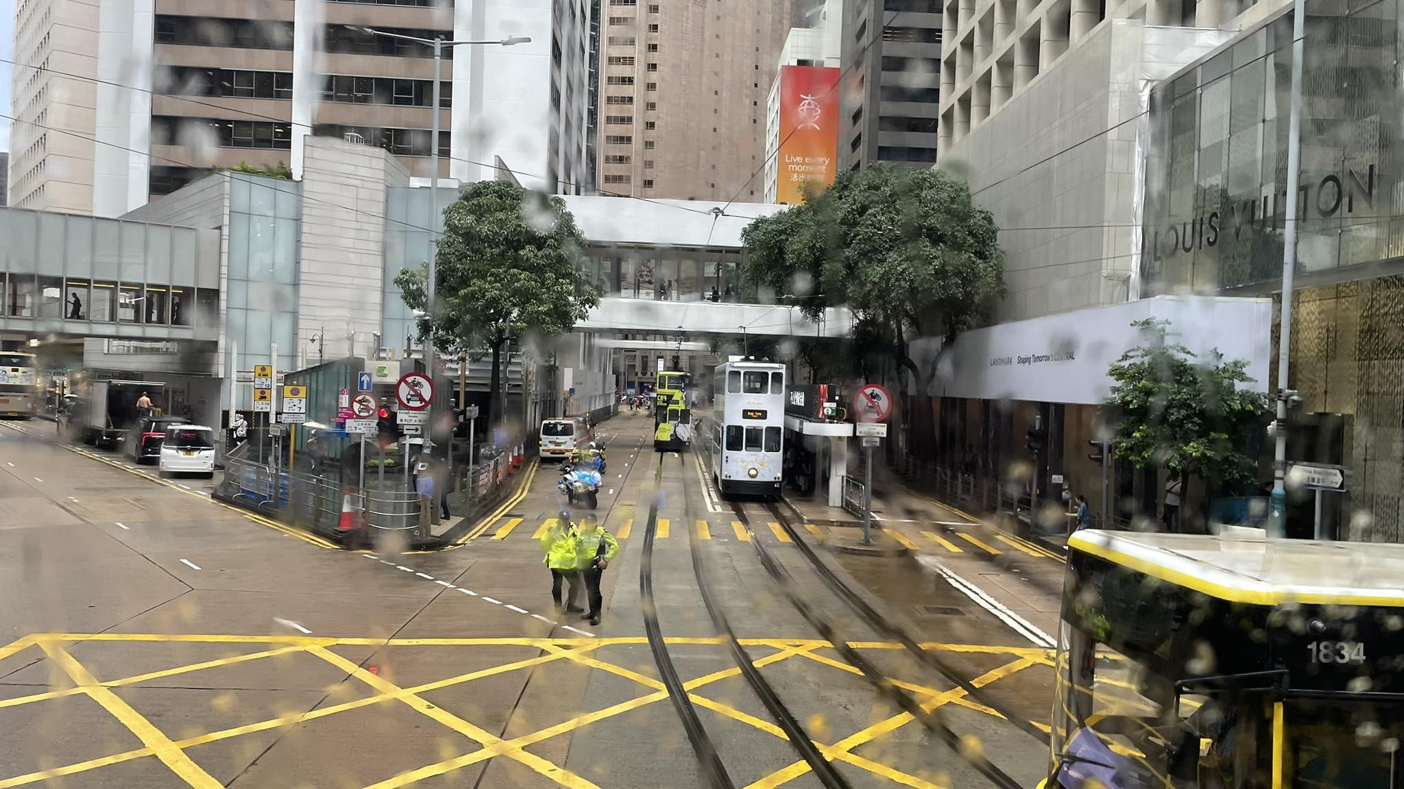 中環德輔道中近滙豐總行因有懸垂物全線封閉。（fb「西環變幻時」圖片）