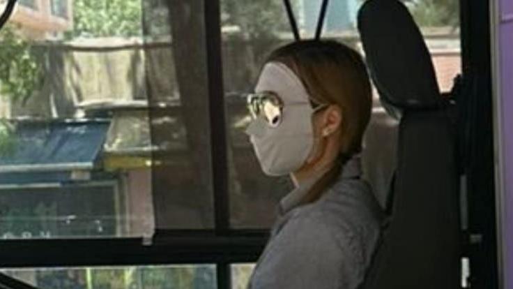 近日有乘客在搭乘城巴時，驚見一名女車長戴著白色面具及太陽眼鏡駕駛(facebook＠馬路的事討論區)