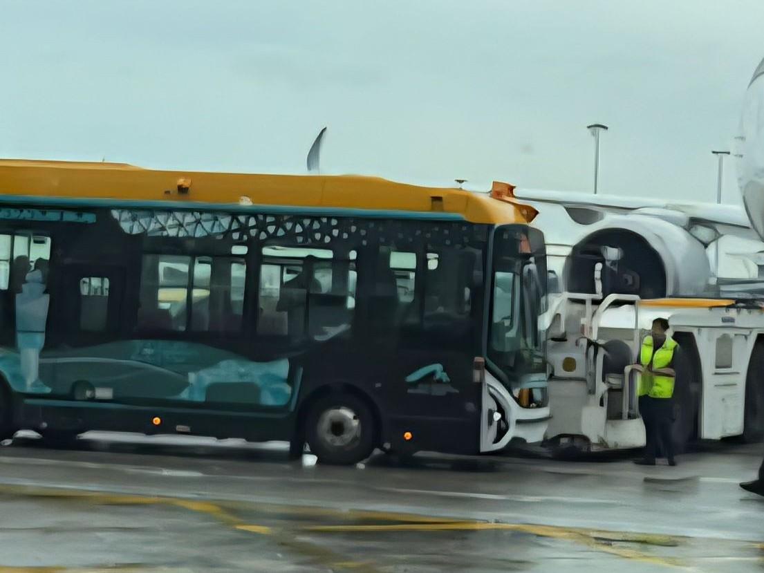 機場禁區無人駕駛巴士撞飛機牽引車，機管局指涉人為發錯指令。(香港交通及突發事故報料區)