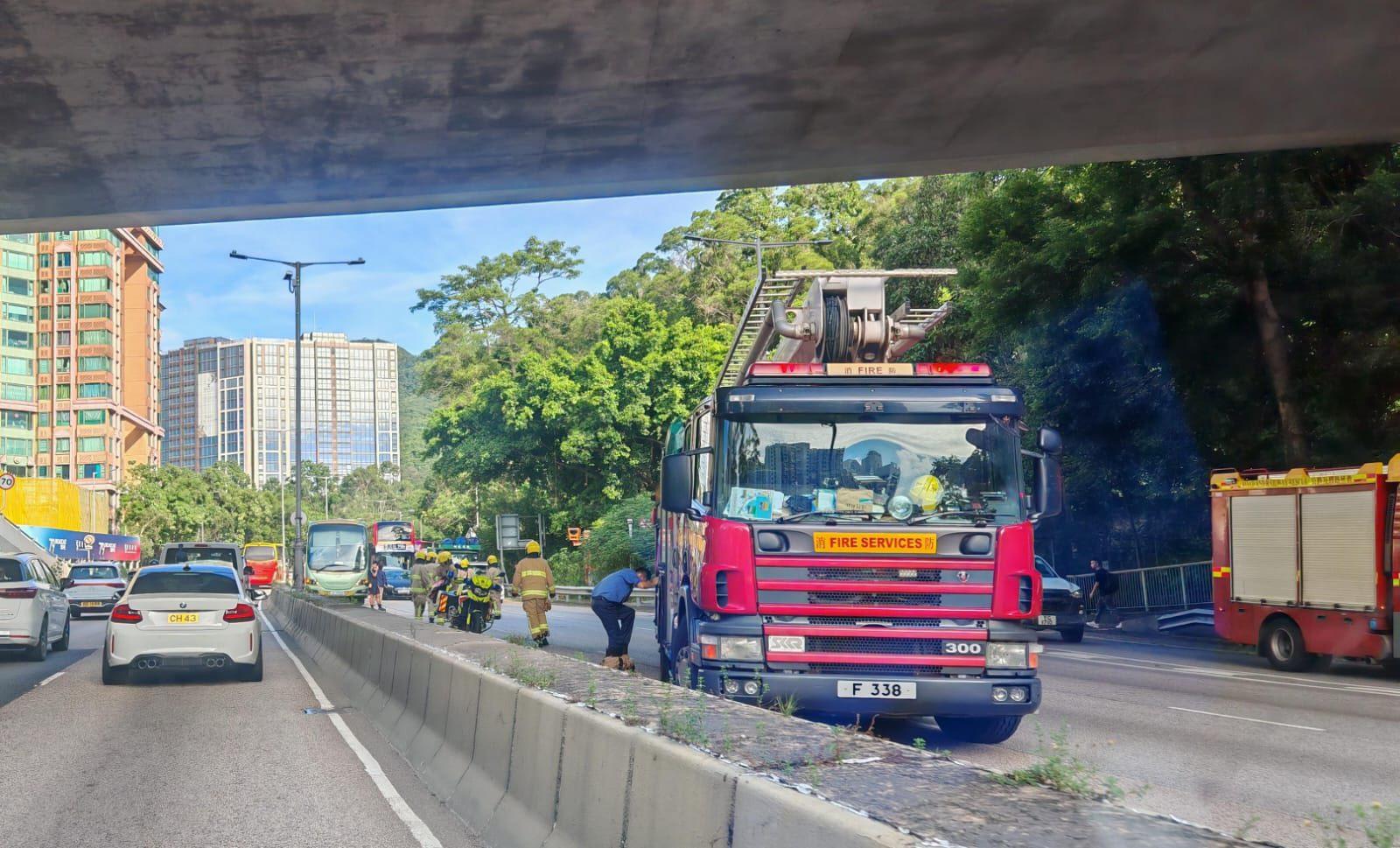 龍翔道10分鐘內兩宗交通意外，部分行車線一度封閉。(車cam L（香港群組）)