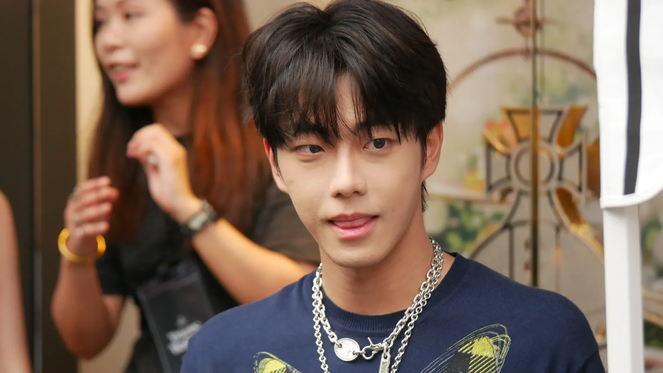 顏秋越人氣急升 現身品牌活動粉絲迫滿銅鑼灣