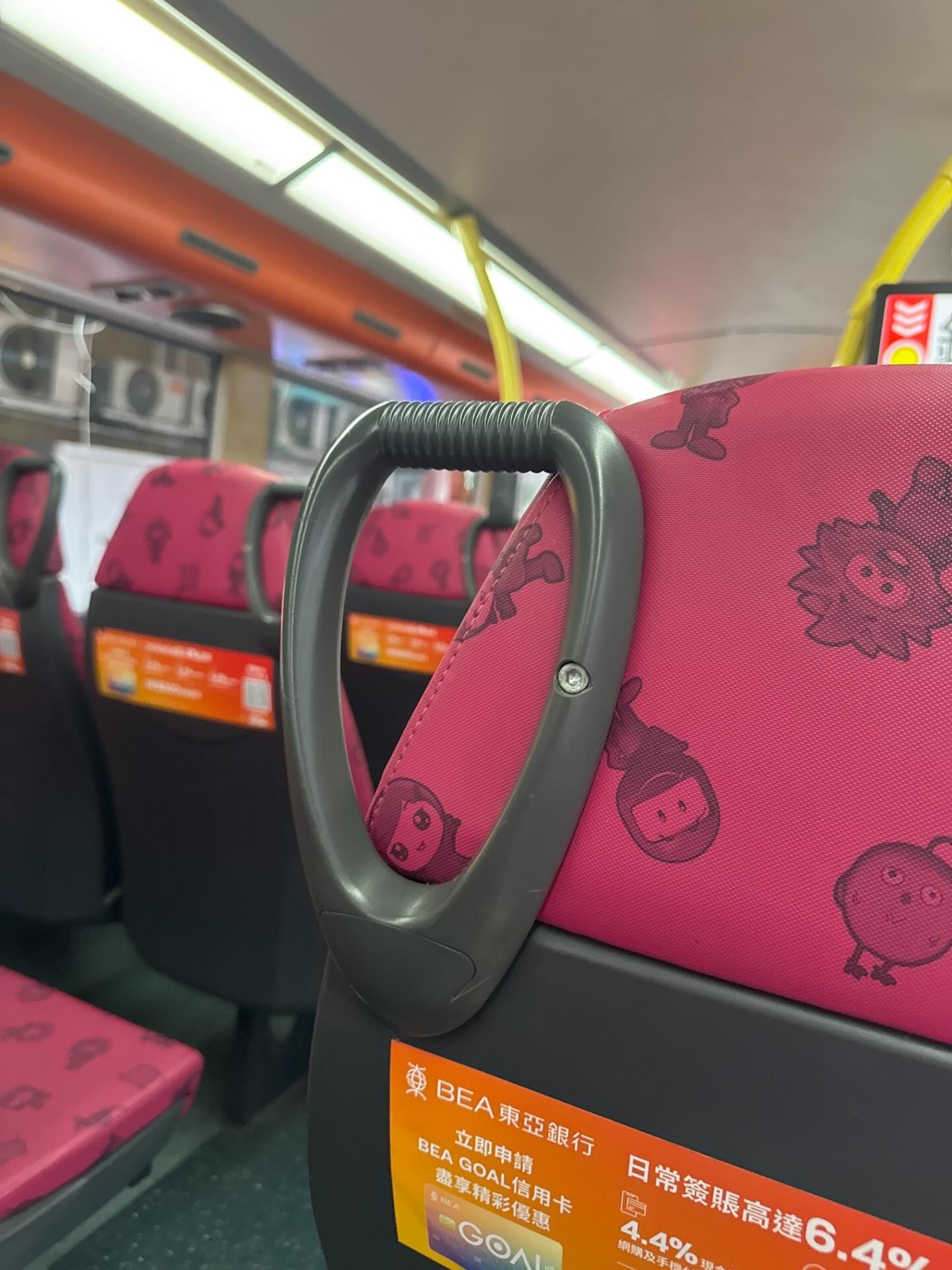 巴士扶手借力起身惹投訴，樓主指一程巴士被人拉郁十幾次。(Threads)