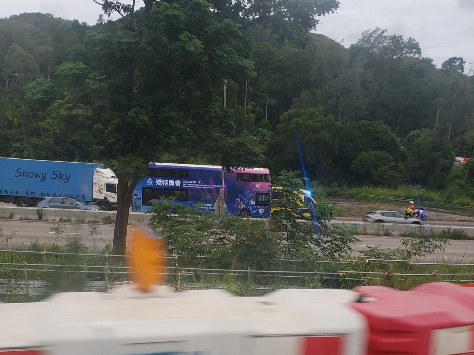 粉嶺公路九巴貨車相撞最少釀6傷，往元朗部份行車線封閉。(馬路的事 (即時交通資訊台))