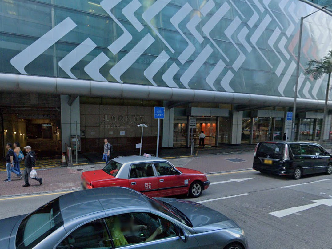 小野豬闖北角政府合署電梯大堂，角落膠板圍封待檢走。(Google街景截圖)