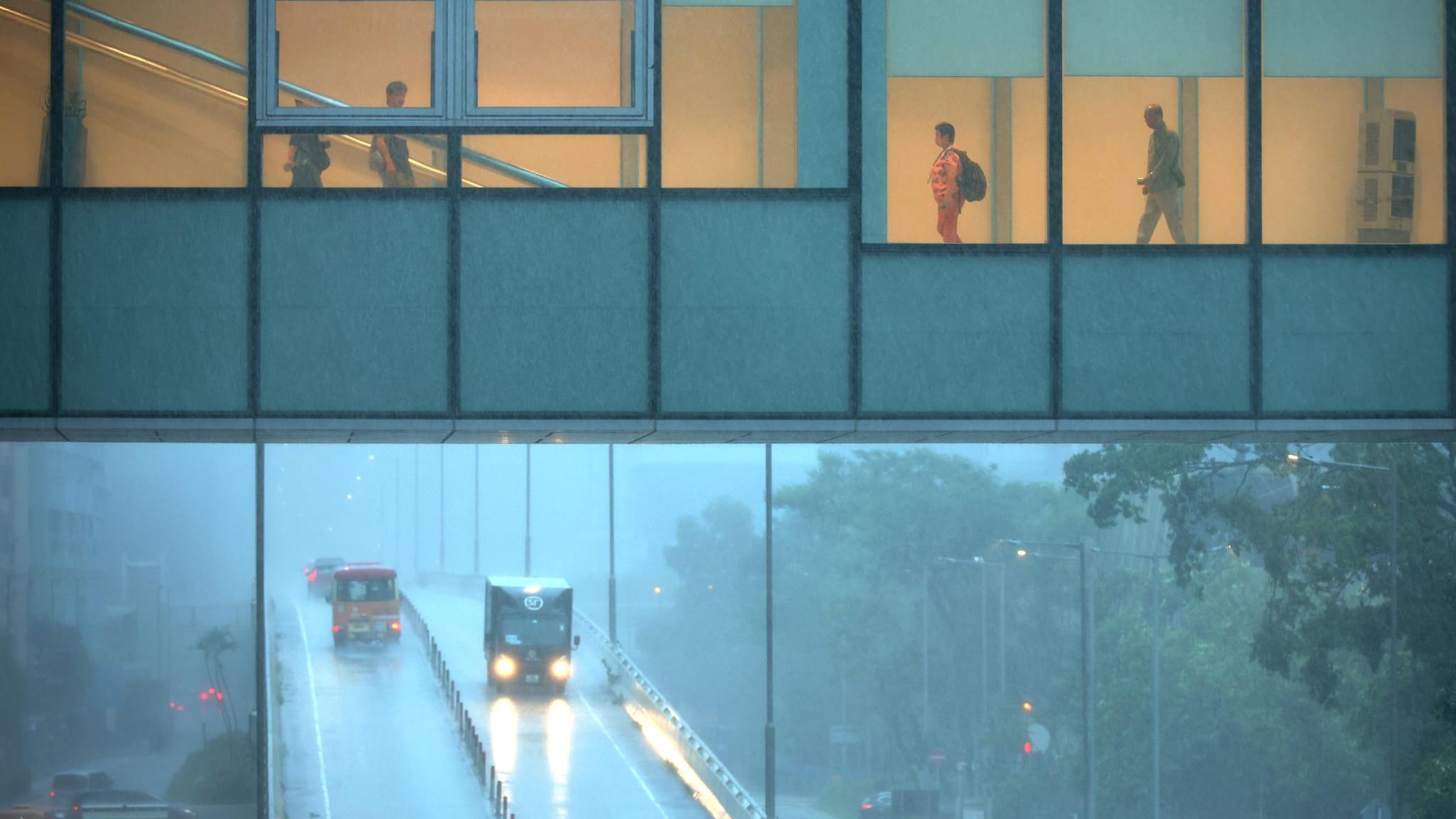 天文台發出黑色暴雨警告信號，預料至少維持至下午5時。(林俊源攝)