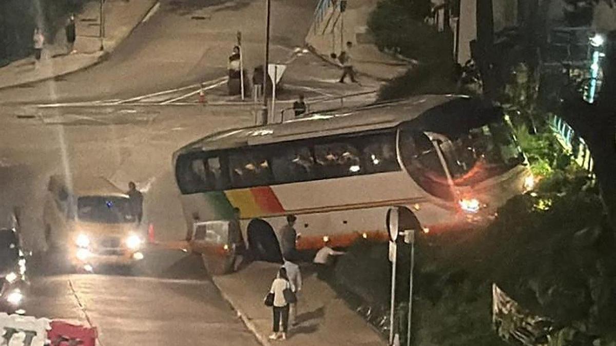 深井有旅遊巴失控剷上斜波。(網民Rere Wong@FB群組「真.屯門友」)