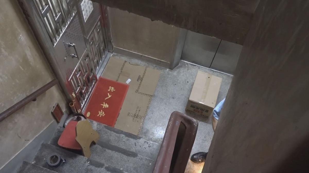 北角有老翁倒臥梯間，送院後不治。(電視截圖)