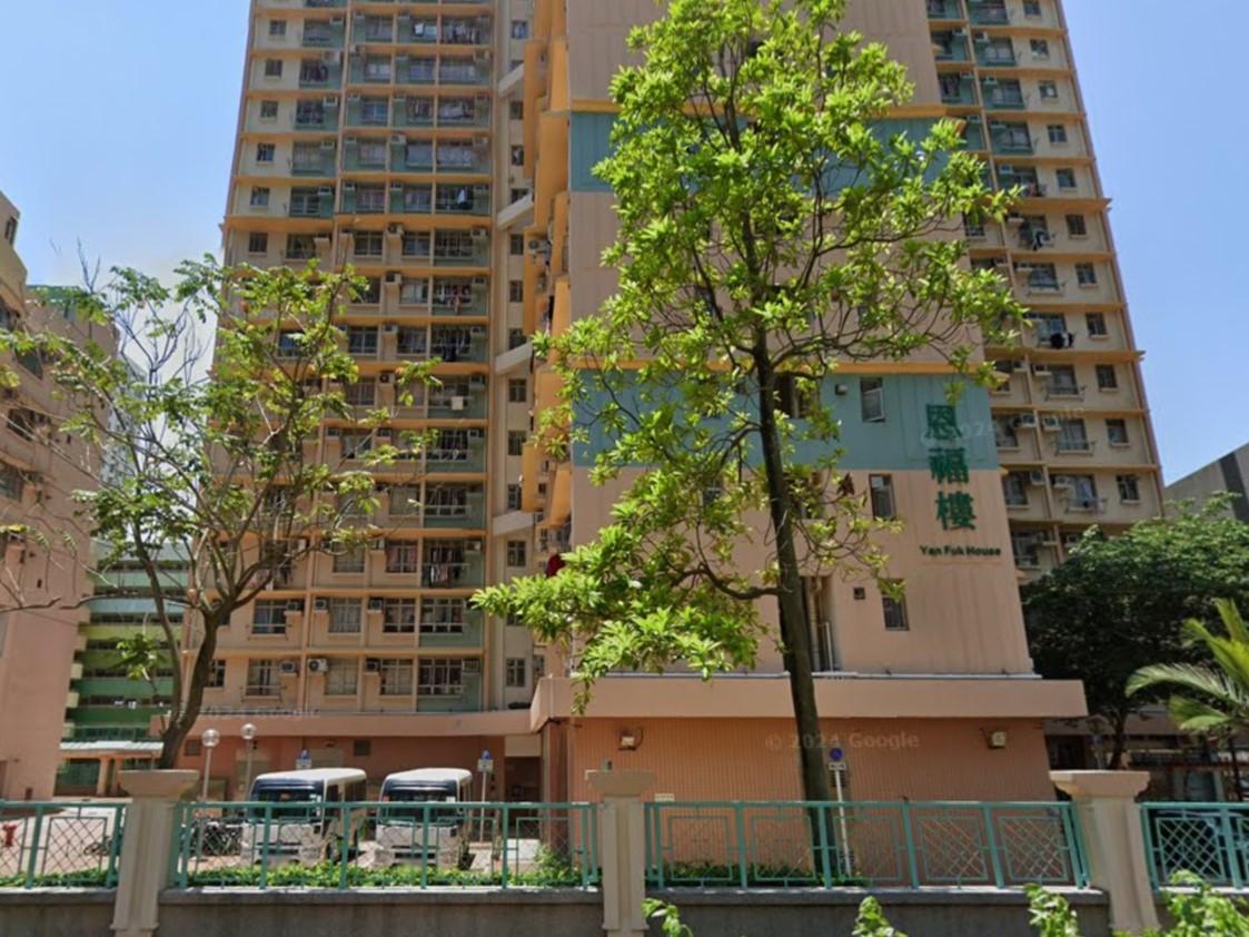 天水圍天恩邨花槽旁發現30包可卡因，暫未有人被捕。(Google街景截圖)