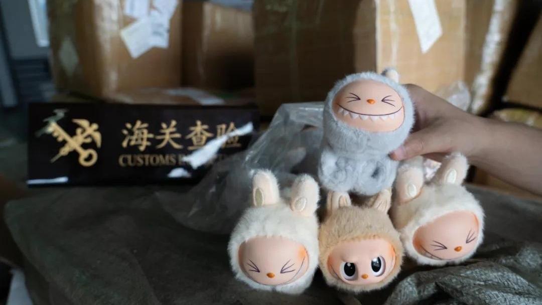 早前拱北海關人員檢獲逾2萬件假冒「泡泡瑪特」旗下公仔的產品，可見山寨版只有8隻牙。(資料圖片/海關發布微博)