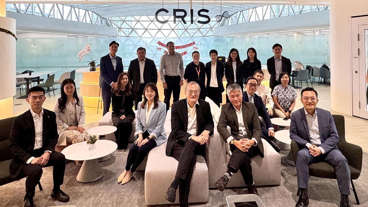 盧寵茂(前排左五)率領代表團到新加坡，與新加坡臨床研究與創新聯盟會面，並在會議後合照。(政府新聞處)