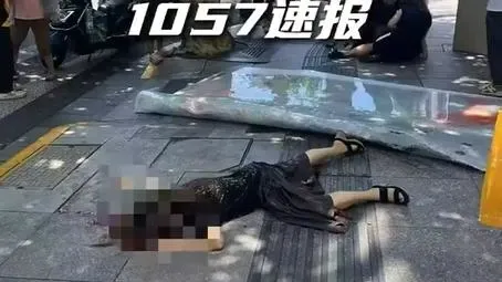 上海鬧市玻璃從天而降砸中路人 女子當場慘死