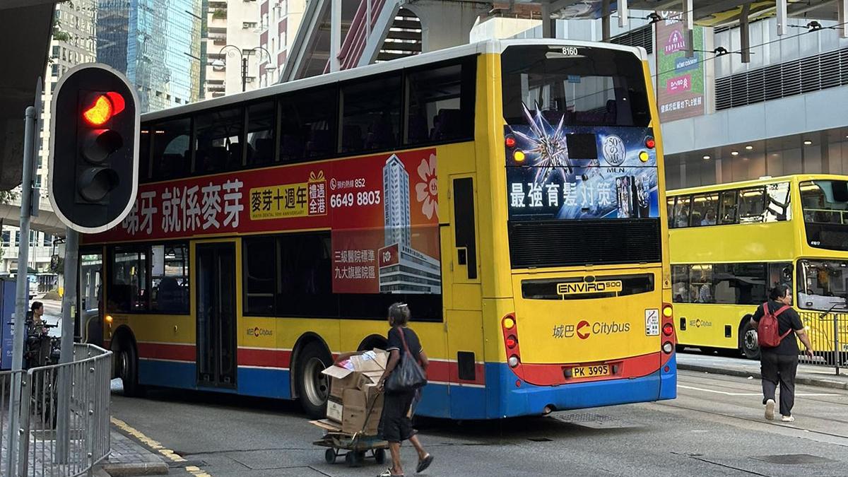 一輛空載城巴在電照街右轉英皇道期間發生交通意外。(網上圖片)