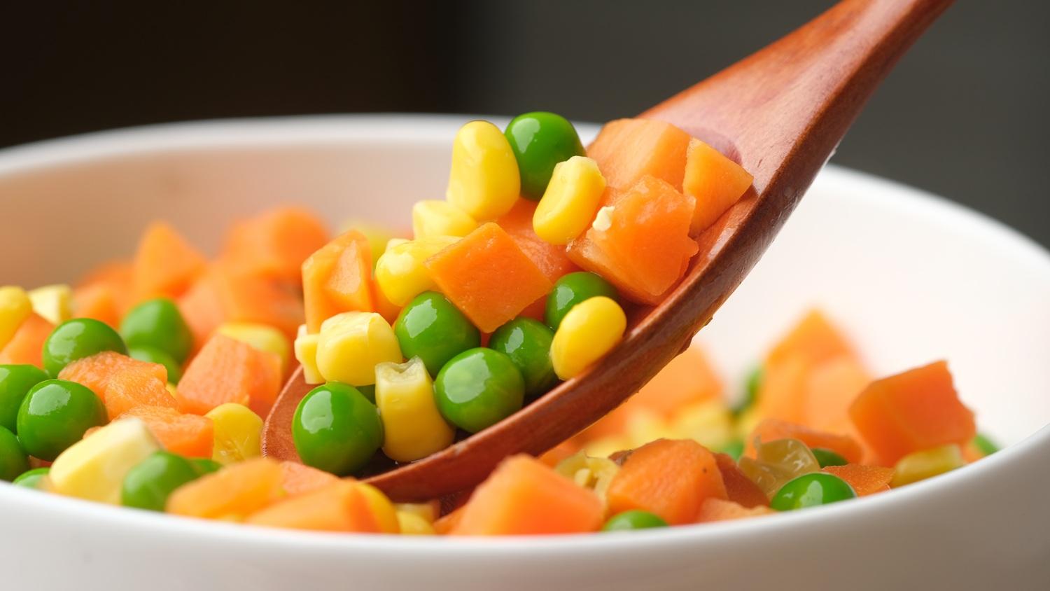 打開便當看到三色豆總讓人忍不住翻白眼，但鍾雲霓醫生表示，三色豆中的豌豆纖維含量高，對沒時間處理新鮮蔬菜的民眾其實是不錯的選擇。