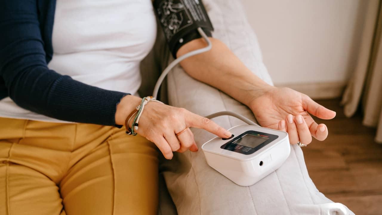 高血壓是一項需要長期追蹤與管理的慢性疾病，錯誤解讀一時的血壓變化，可能會讓患者掉以輕心，導致併發症風險升高。