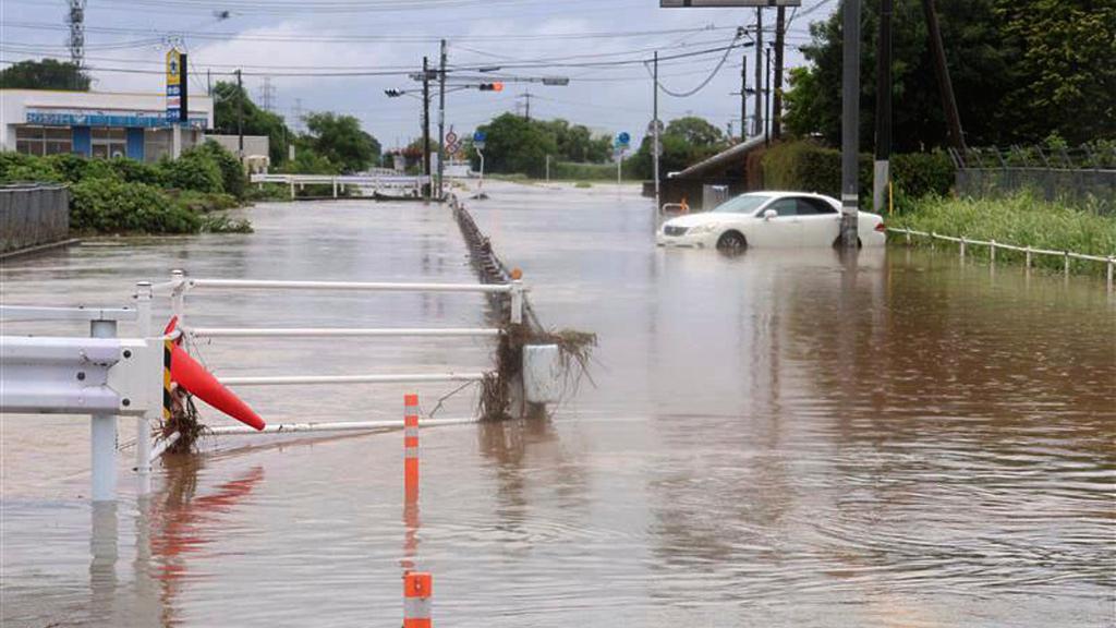 熊本縣周一降大雨，有道路被淹浸。(美聯社)