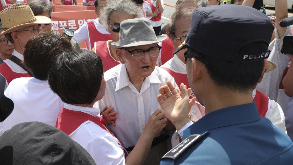 北韓前軍人的安學燮在南韓統一大橋前要求南韓士兵讓他通過。(美聯社)