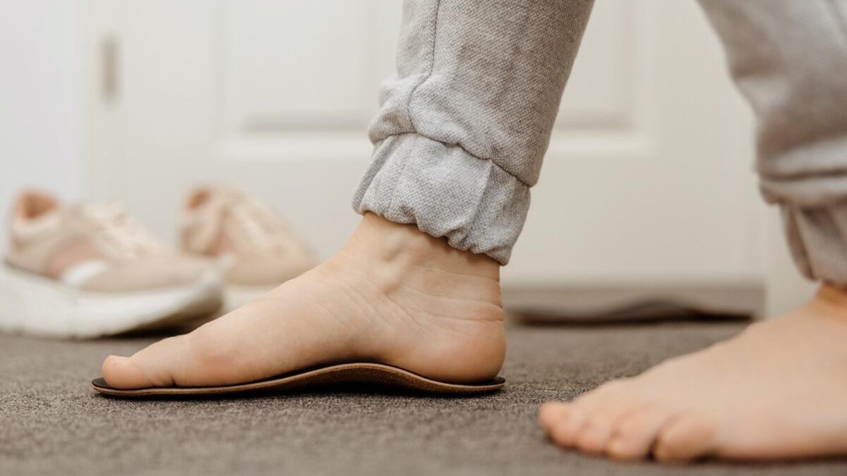 扁平足的關鍵在於：足弓不足，導致足部支撐力和緩衝力下降，久走久站可能會有腳痛、膝蓋或腰部不適。改善的方向通常是增進腳踝穩定度，改善姿勢與步態。