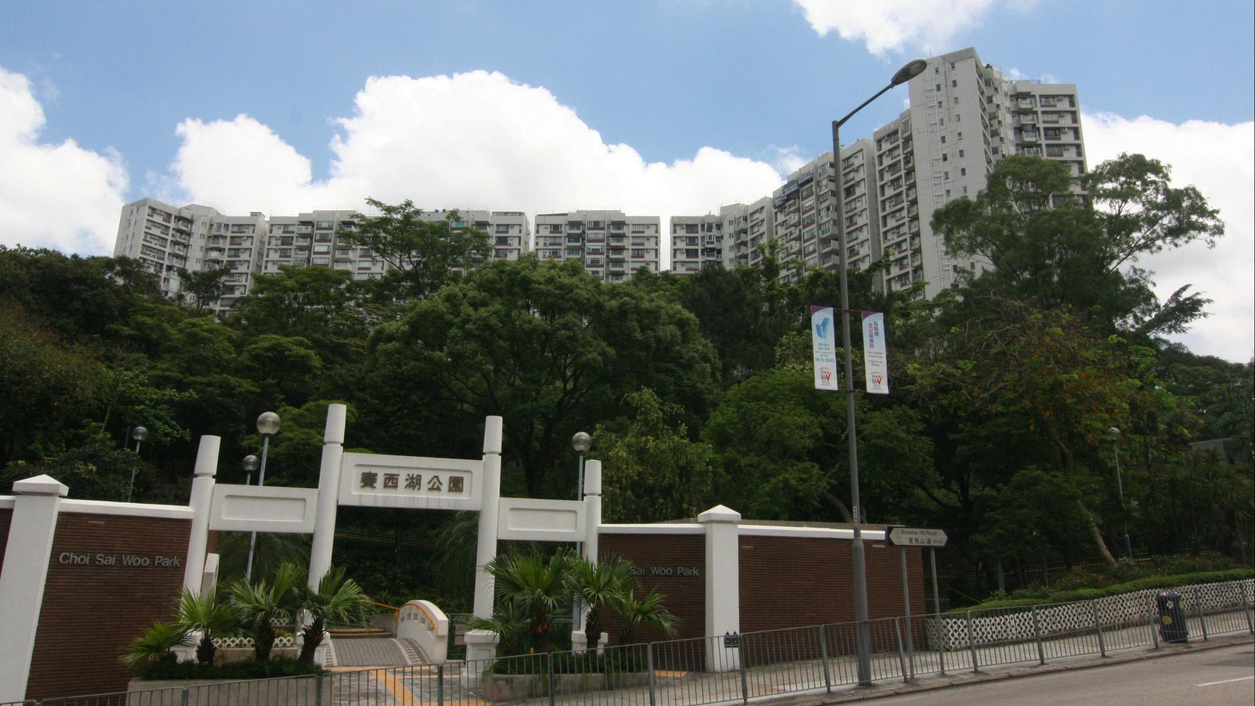 北角半山賽西湖大廈套三房連車位蝕讓盤，同區租客以2,030萬元承接，13年貶值近300萬元。