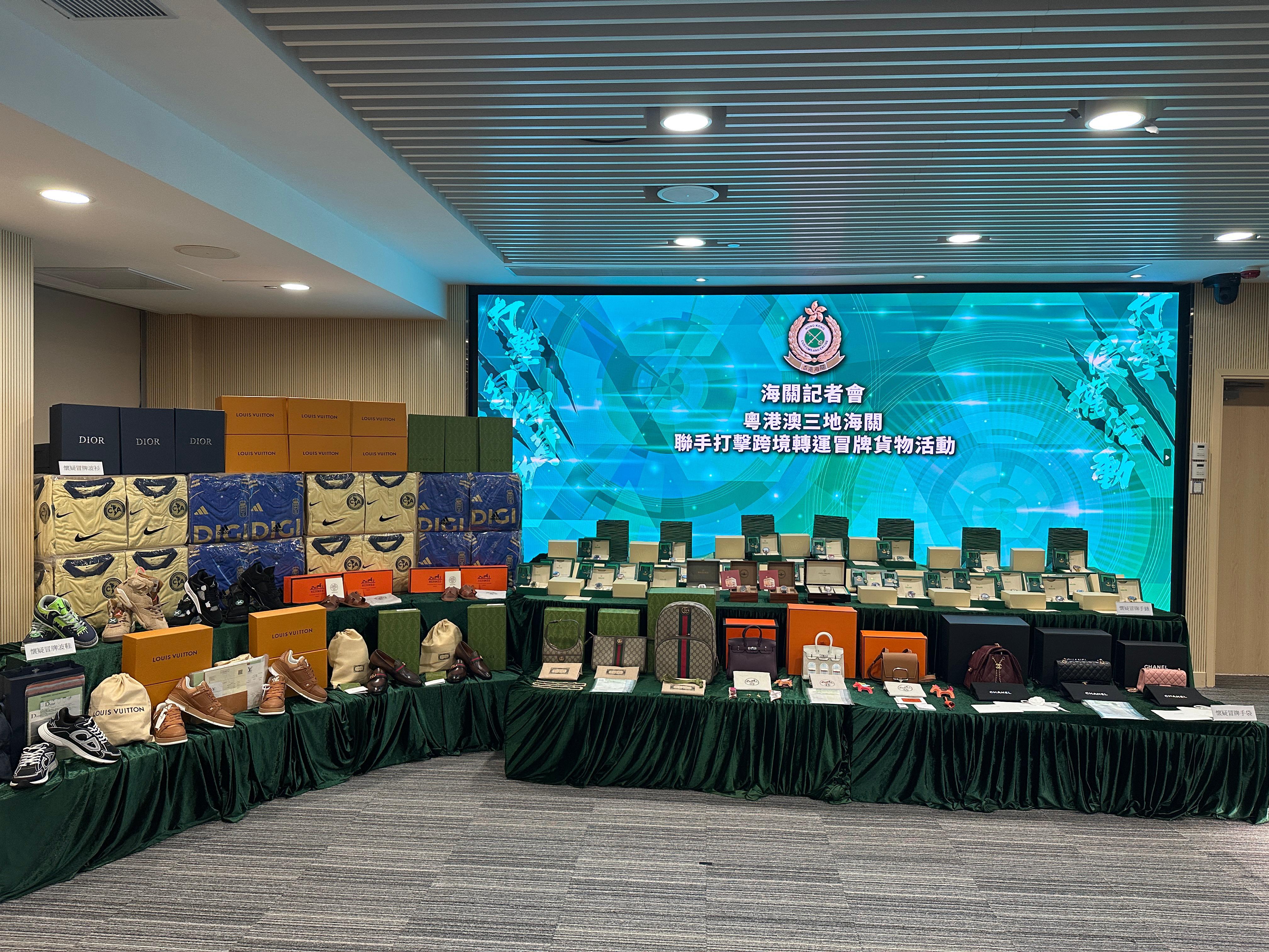 圖示部分檢獲的懷疑冒牌貨物。(政府新聞處)