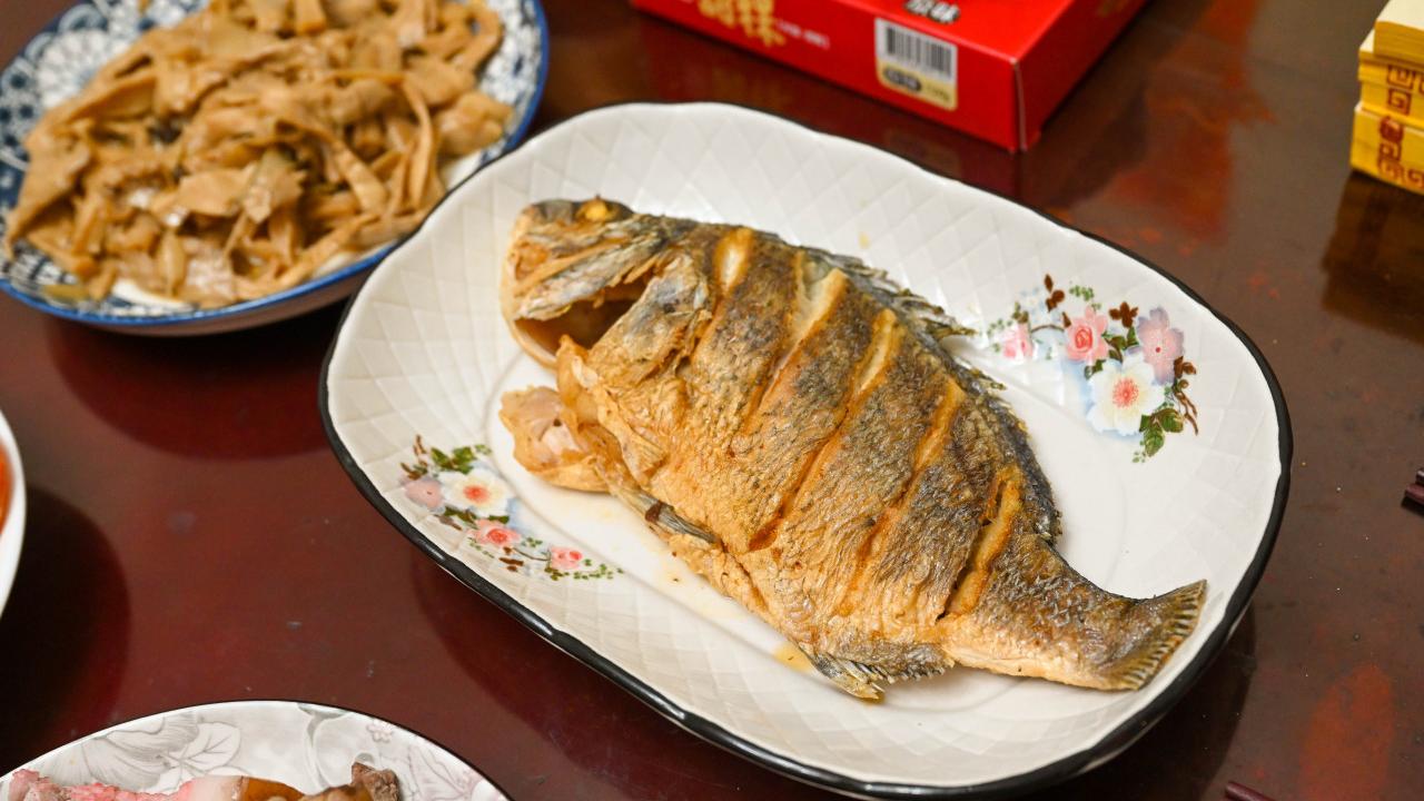 魚皮、魚頭、魚內臟，可能藏有重金屬、寄生蟲等健康風險，高溫油炸、紅燒等烹調方式也會對健康帶來負擔。