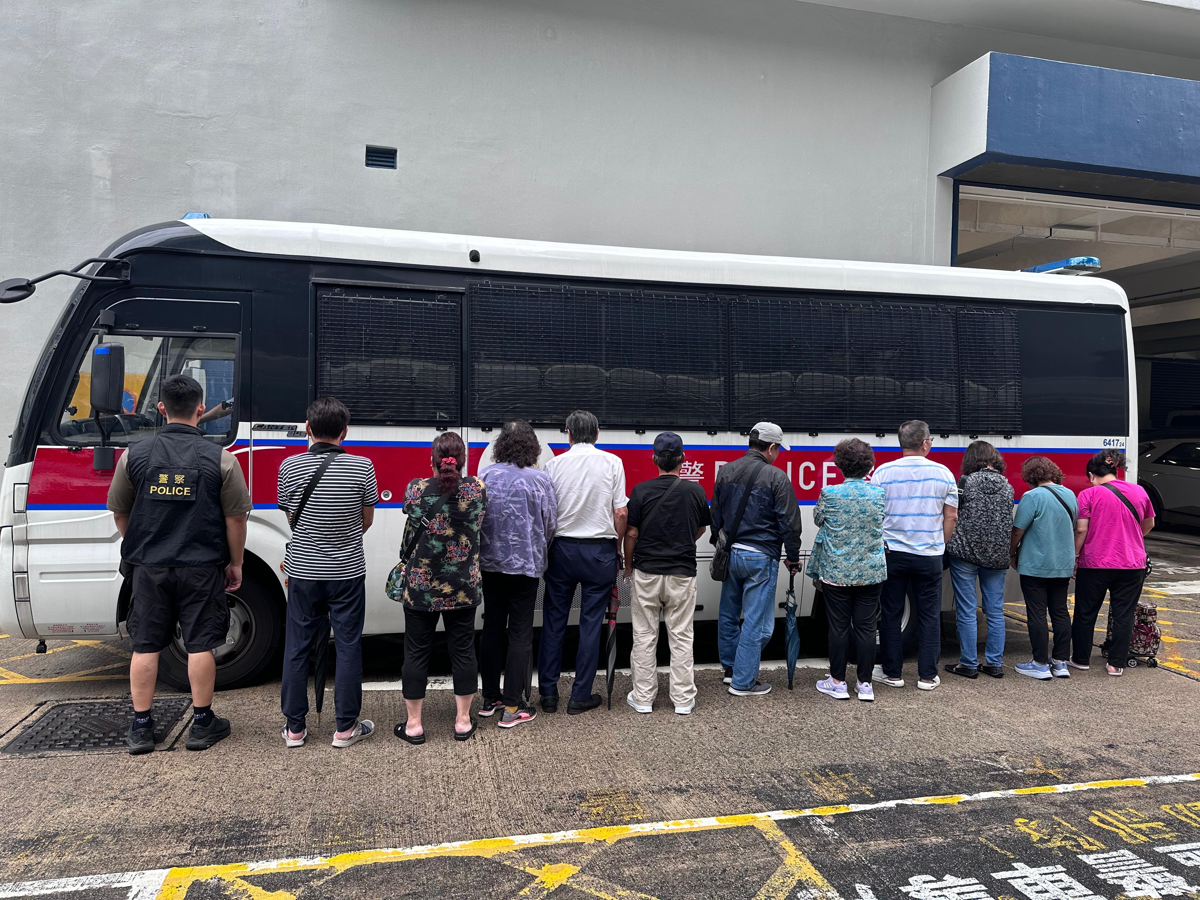 警大埔搗地下竹館，檢970元現金拘12人。(警方圖片)