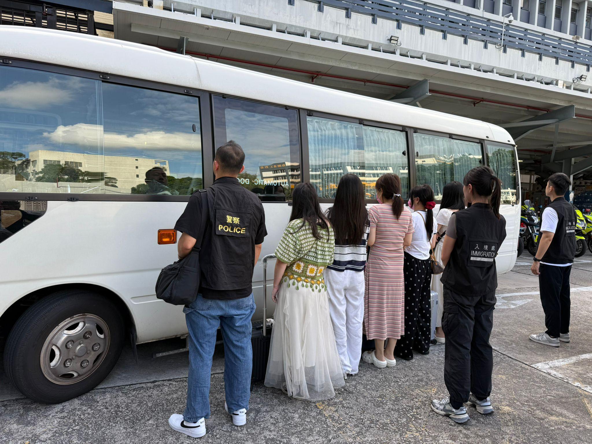 跨部門大埔掃黃拘12內地女。(警方圖片)