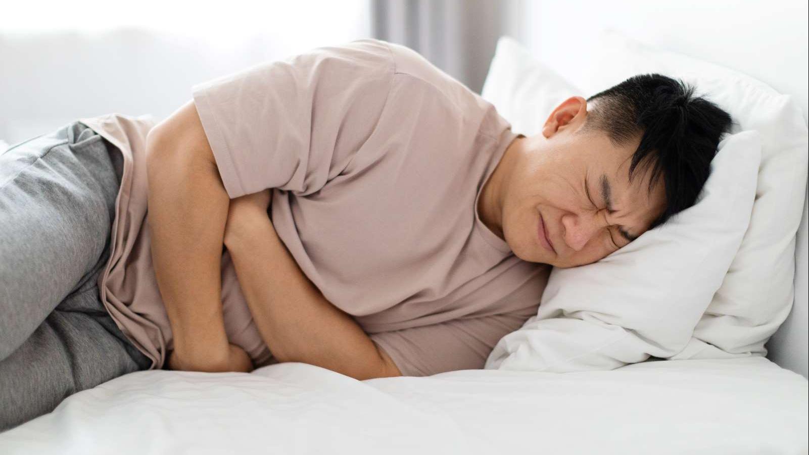 高血糖會損害神經周圍的微血管，影響神經的營養供應，進而導致神經功能受損，產生疼痛、麻木、刺痛等症狀。