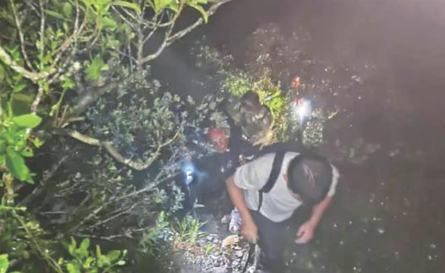 深圳兩名遊客在颱風「韋帕」藍色預警信號發佈後，闖入自然災害危險區，一度被困最終獲救。深圳市當局開出內地首張自然災害綜合法規罰單，二人被處以每人5000元（人民幣，下同）罰款。(網上圖片)