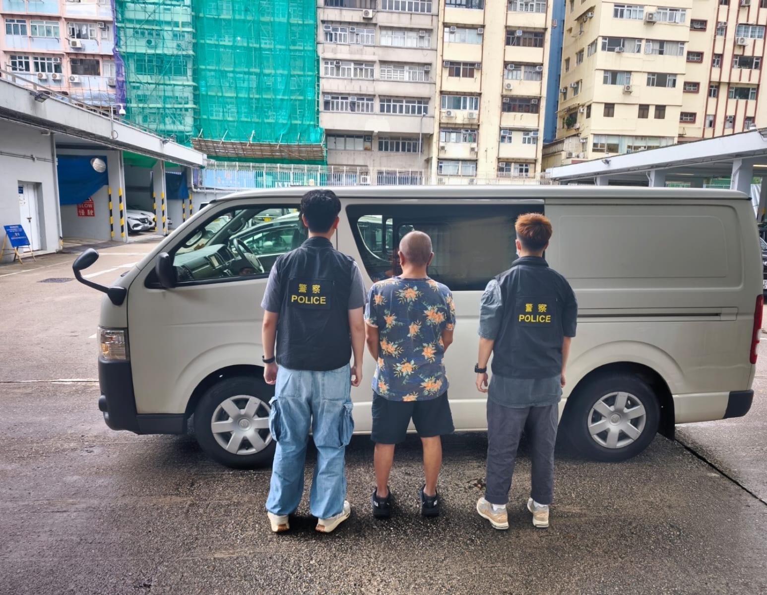 警旺角搗淫窟拘53歲男管理人，檢記帳簿及避孕套等。(警方圖片)