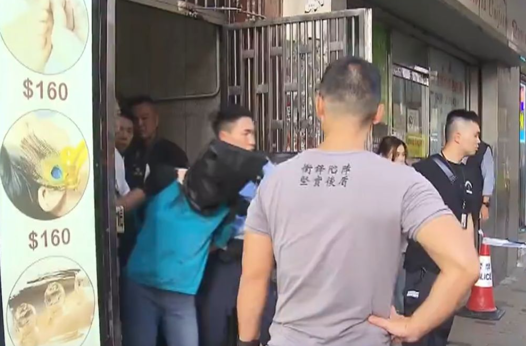 深水埗於周一(11日)發生雙屍倫常慘案，一對分別85歲及47歲的母子疑遭殺害，經調查後女死者的52歲女兒疑用剪刀殺死同住的85歲母親，之後焗死患有唐氏綜合症的47歲胞弟，她被落案起訴兩項謀殺罪(無線新聞畫面)