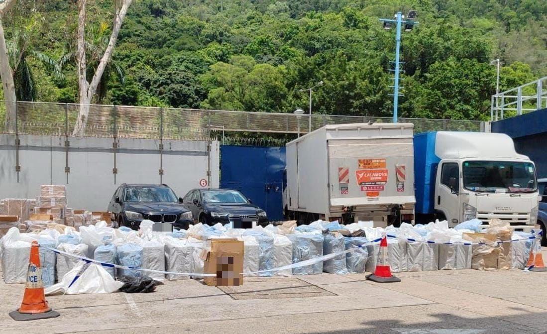 將軍澳工業邨現可疑快艇，警檢近千萬元私煙拘一男。(警方圖片)