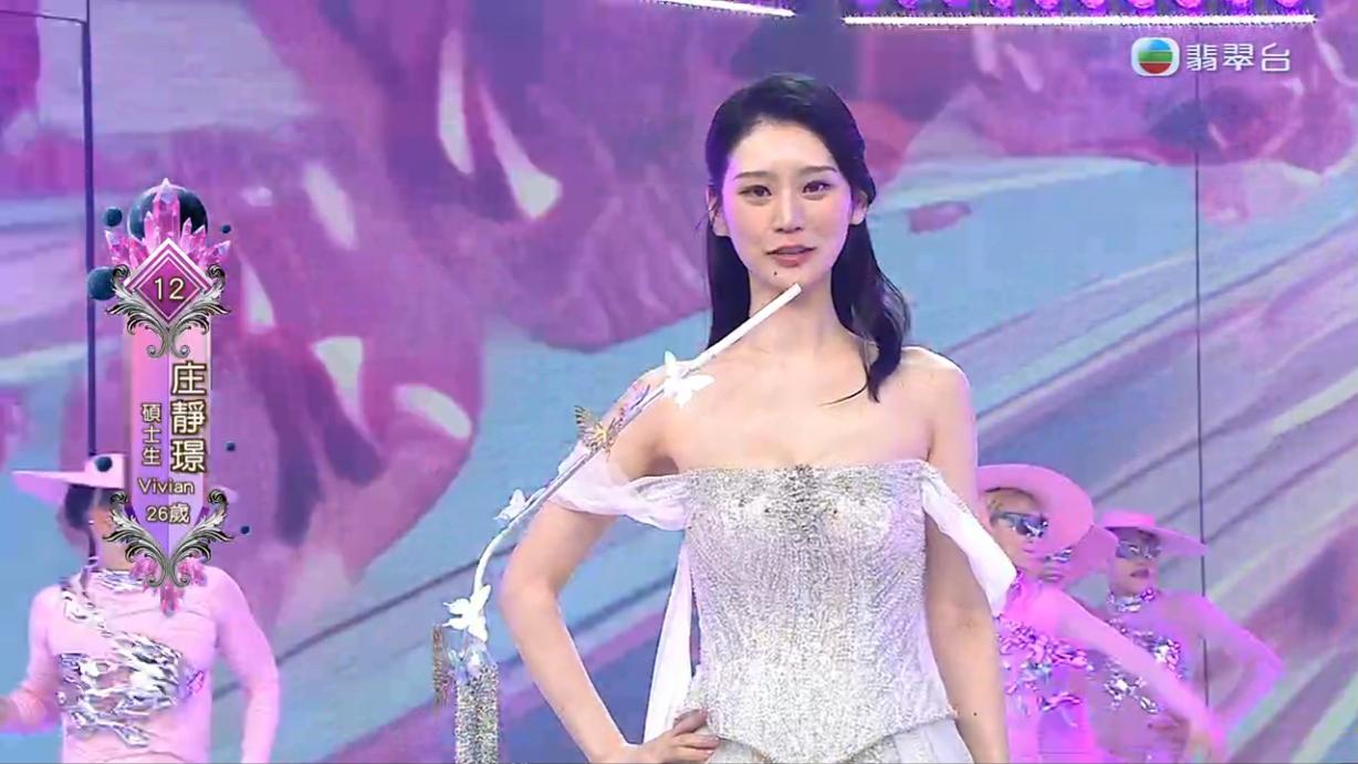 香港小姐2025｜張敬軒打頭陣帶佳麗出場 12號庄靜璟無字幕搞唔掂