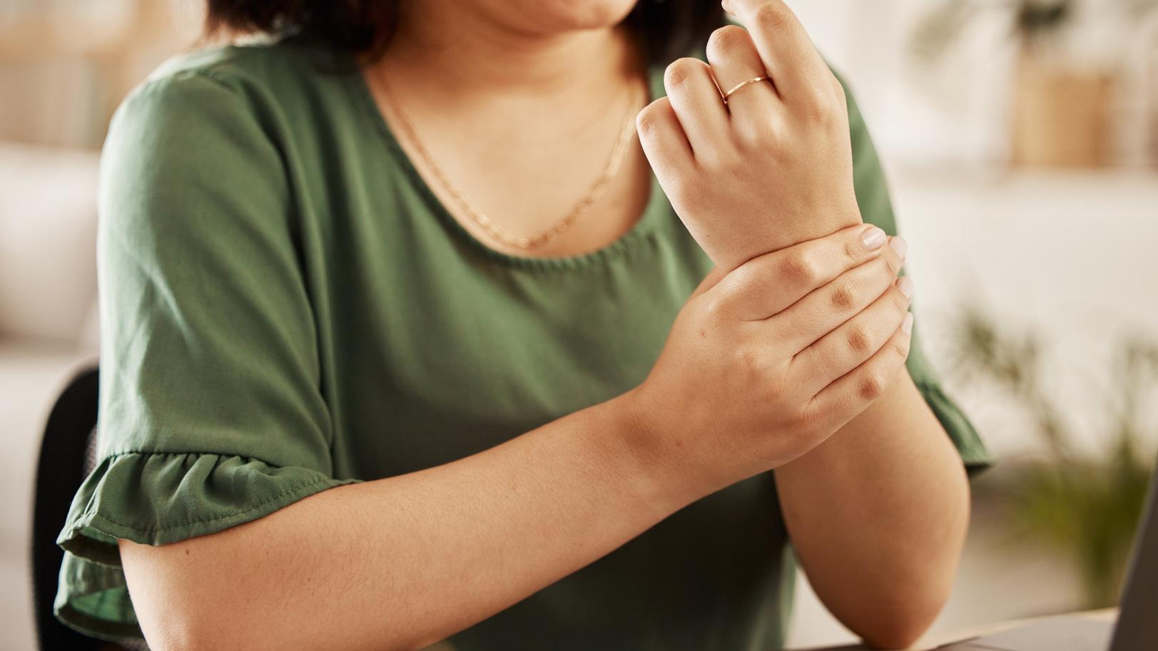 手腕有痛麻的症狀就要馬上就醫，若是拖到出現肌肉萎縮，即使接受手術治療，恢復的狀況也不會太好。