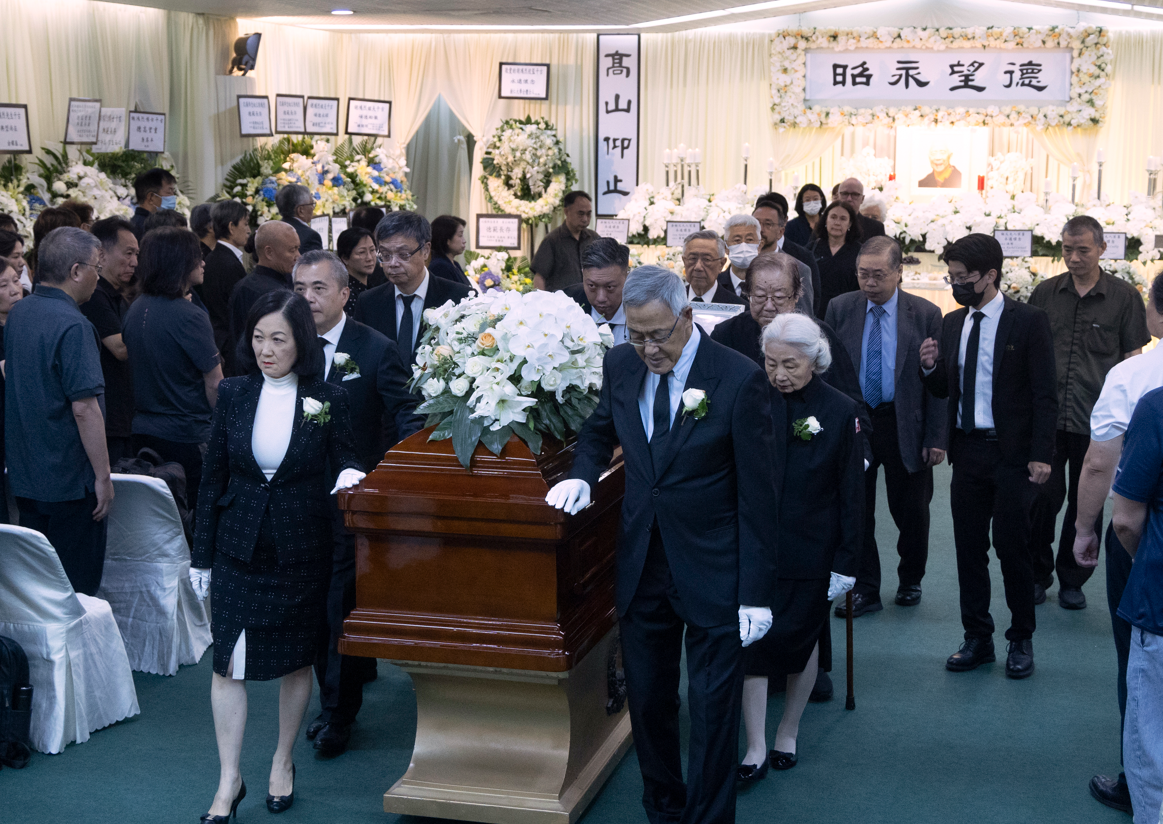 為胡鴻烈扶靈的是行會召集人葉劉淑儀、前律政司司長梁愛詩、黃仁龍及樹仁大學校董會主席丁午壽等。（樹仁大學提供）